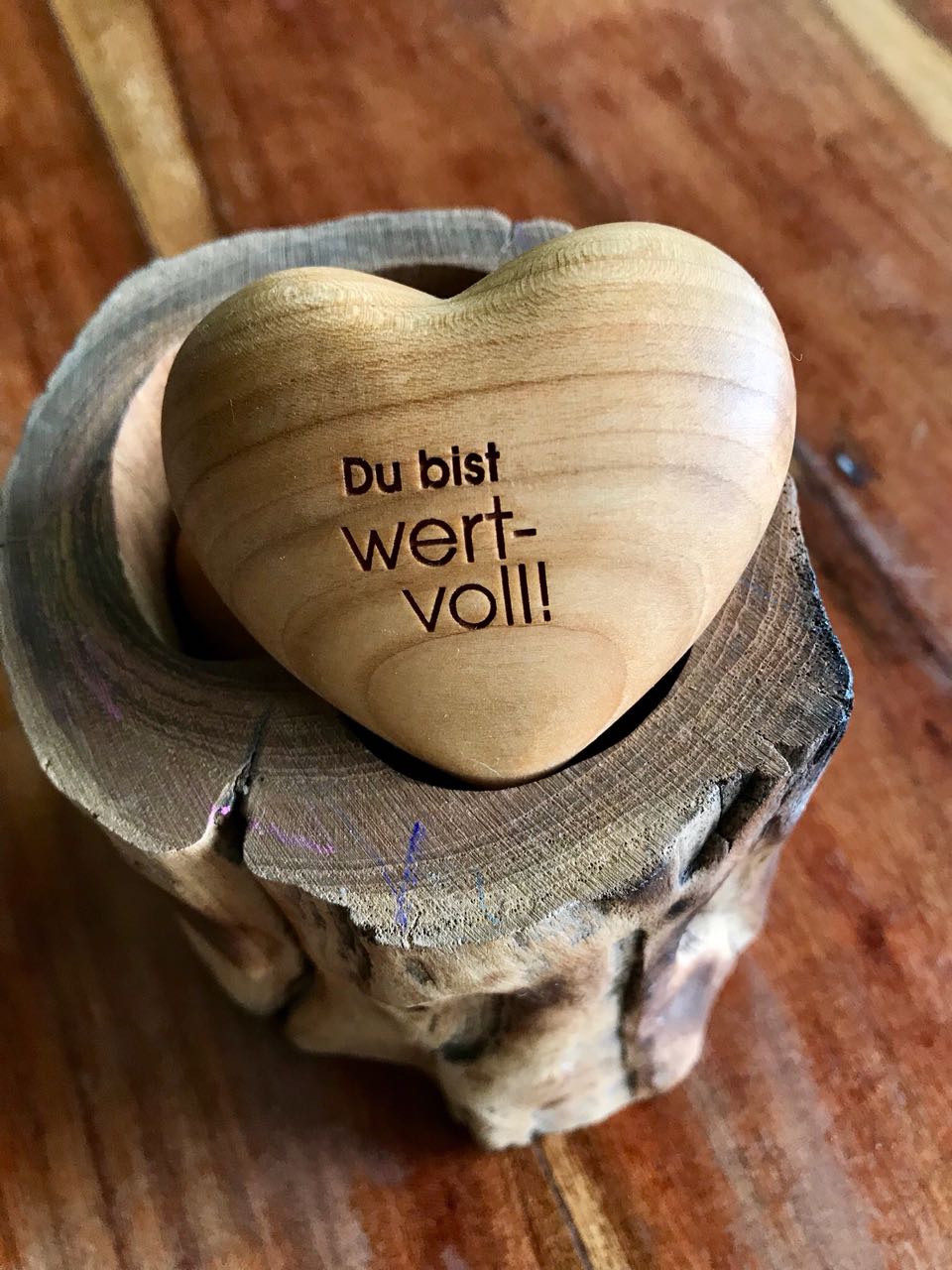 Thankgoods Handschmeichler Holzherz Du bist wertvoll! als Geschenkidee für Sie und Ihn!