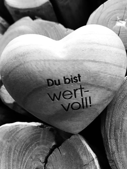 Thankgoods Handschmeichler Holzherz Du bist wertvoll! als Geschenkidee für Sie und Ihn!